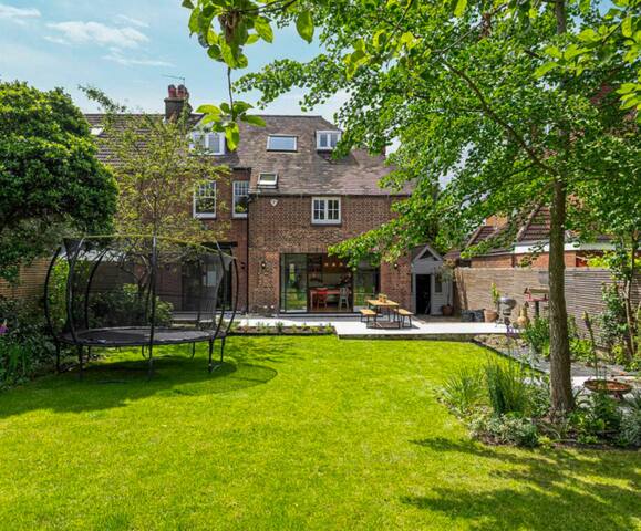 Loved family home- 25 mins from Central London! gallery image 2