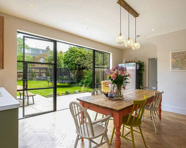 Loved family home- 25 mins from Central London! gallery image 5