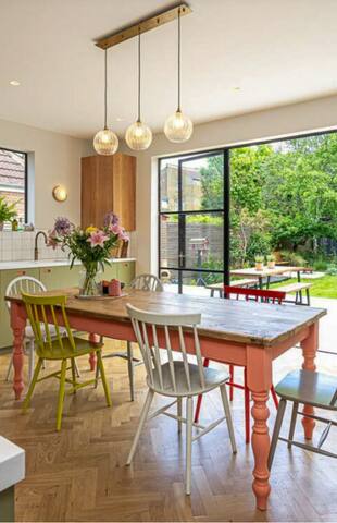 Loved family home- 25 mins from Central London! gallery image 4
