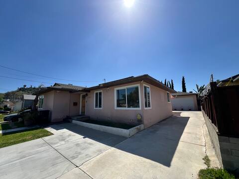 Whole House 2 King Beds 4 Bdrm 3.5 bth laund/kitch