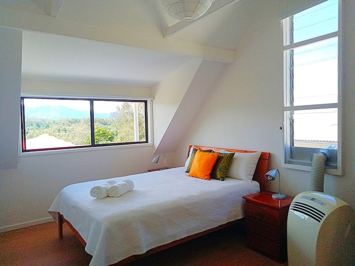 Duerme bien en la cama tamaño queen de arriba... ¡y luego comienza tu día disfrutando de la impresionante vista rural de la montaña!