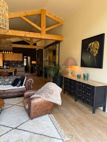 Villa et dépendance avec piscine gallery image 4