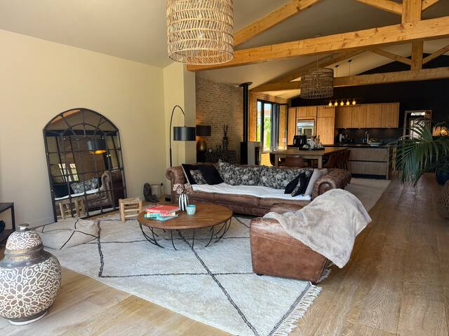 Villa et dépendance avec piscine gallery image 3