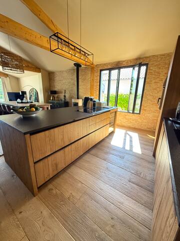 Villa et dépendance avec piscine gallery image 5