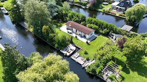 Holiday Island Vinkveen with hottub & boat