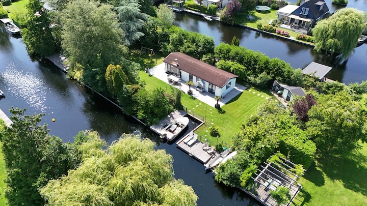 Holiday Island Vinkveen with hottub & boat