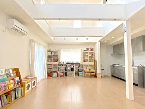 Maximum 7 people / Entire building for private use / Rooftop garden / Spacious living room / Family-