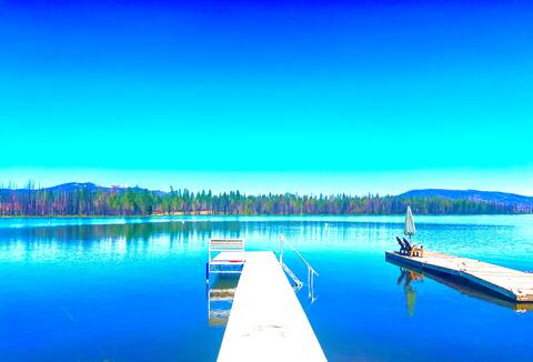 Splendid lakefront cabin w/ private dock and views
