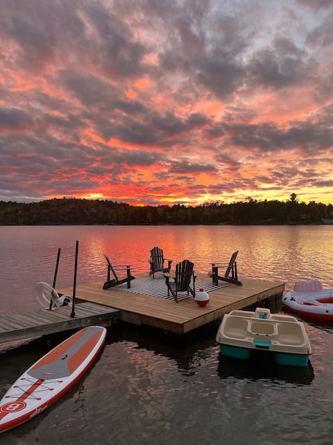 4-Season Lake Home sleeps 12 w/Sauna, HotTub&More!