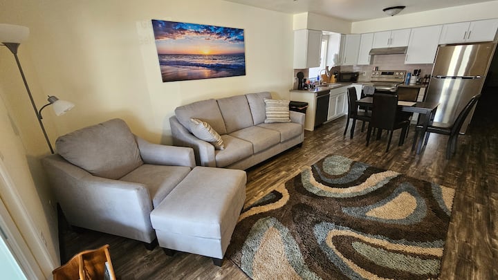 ห้องนั่งเล่นหลักหันหน้าไปทางสมาร์ททีวี