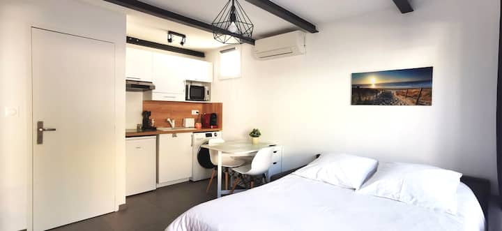 Sofá cama de la sala de estar en posición de cama. Este está equipado con un colchón de verdad.