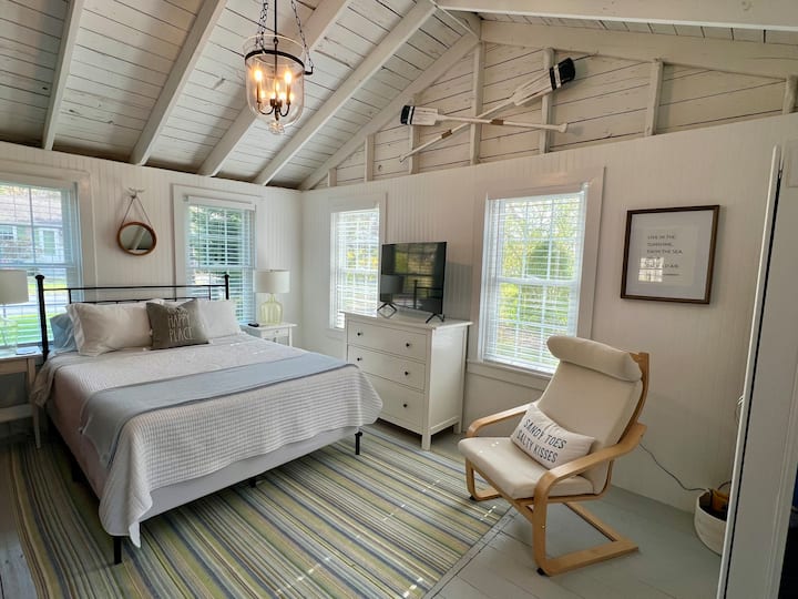 تُستخدم غرفة التشمس كغرفة نوم إضافية من مايو إلى سبتمبر. هذه الغرفة عبارة عن غرفة نوم من غرفة العائلة إلى الفناء، غير مدفأة أو مكيفة الهواء. تحتوي هذه الغرفة على 4 نوافذ وباب، جيدة التهوية للغاية، مع مروحة أرضية. 