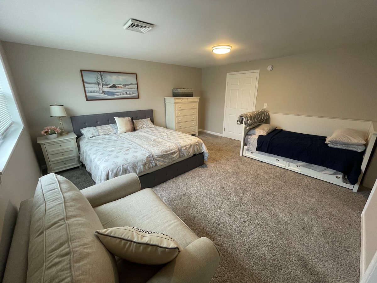 تحتوي غرفة النوم الثانية الكبيرة الرائعة على سرير كينج وسرير مزدوج + سرير أريكة/سرير قابل للسحب حتى تتمكن الغرفة من استيعاب 3 أشخاص + شخص على الكرسي القابل للسحب 
مدخل خاص مباشر إلى حمام كامل. نوافذ كبيرة لضوء رائع وإطلالة على المساحة 