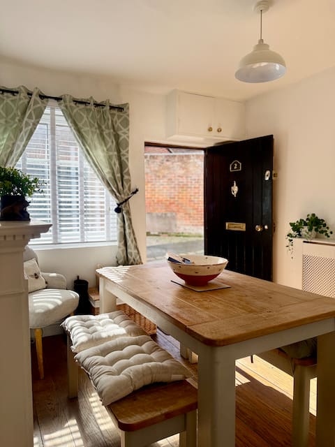 Charming 2 Bedroom Cottage in Marlborough