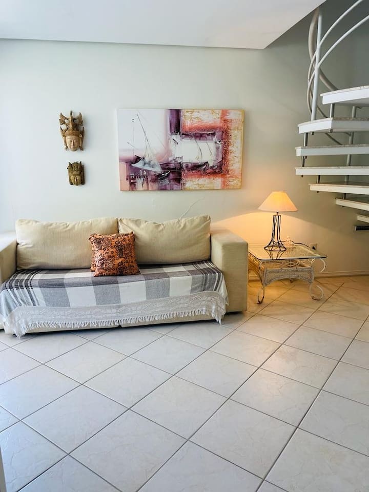 โซฟาเบดที่มีวิวที่สมบูรณ์แบบจากทีวี 