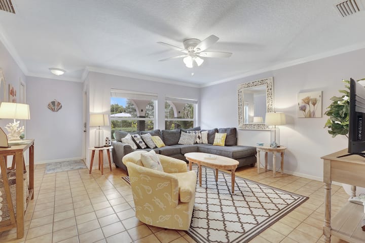✨Beautiful Home Less Than 1 Minute From The Beach! - Vero Beach, FL