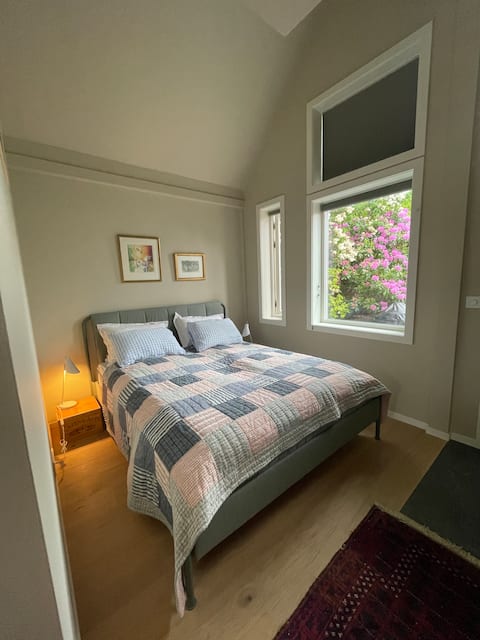 Successful Airbnb property: Cozy guest house with private parking and garden in Ullern