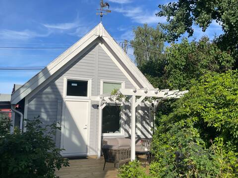 Cozy guesthouse with private parking and garden