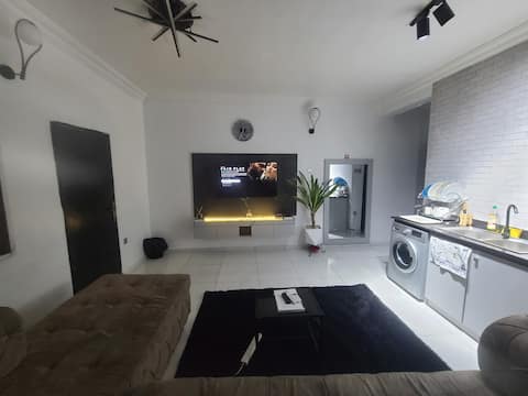 Sleek 1Bedroom with Power Backup&Starlink Internet