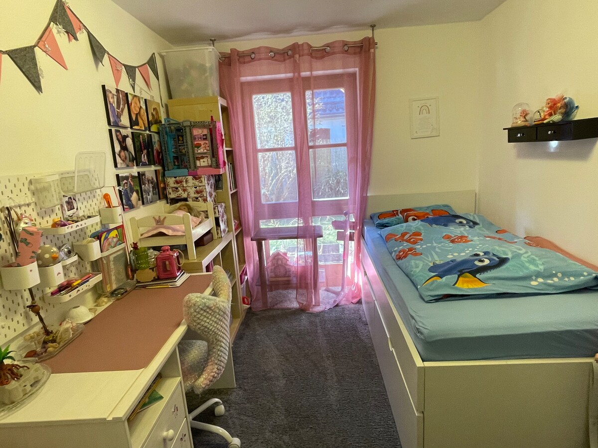 1 habitación para niños con 1 m de cama de ancho. Colchón plegable o cuna de viaje para otro niño posible previa solicitud. 
En el jardín, hay una torre de escalada con tobogán y columpio, cama elástica y caja de arena, y un coche Bobby.