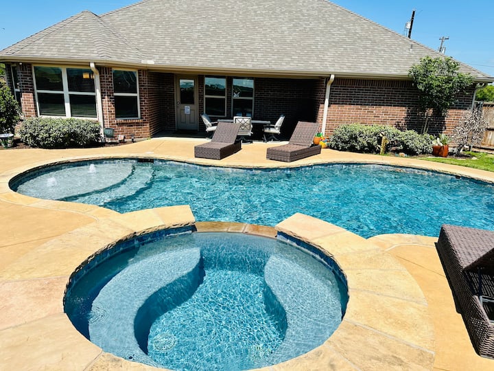 It’s 5 O’clock Somewhere in Texas (Pool, 3 bed)