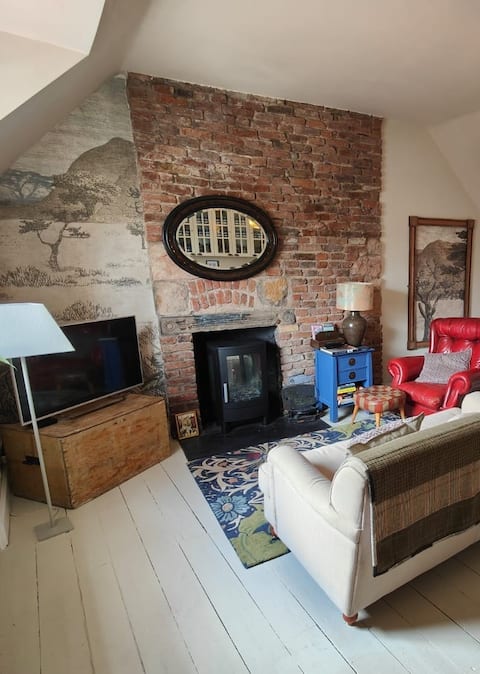 Top Airbnb: Spacious Attic Apartment in Berwick-upon-Tweed in Berwick Upon Tweed