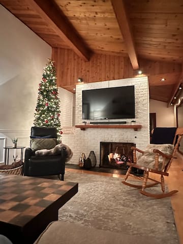 Sprawling Riverside Retreat with HotTub & Sauna