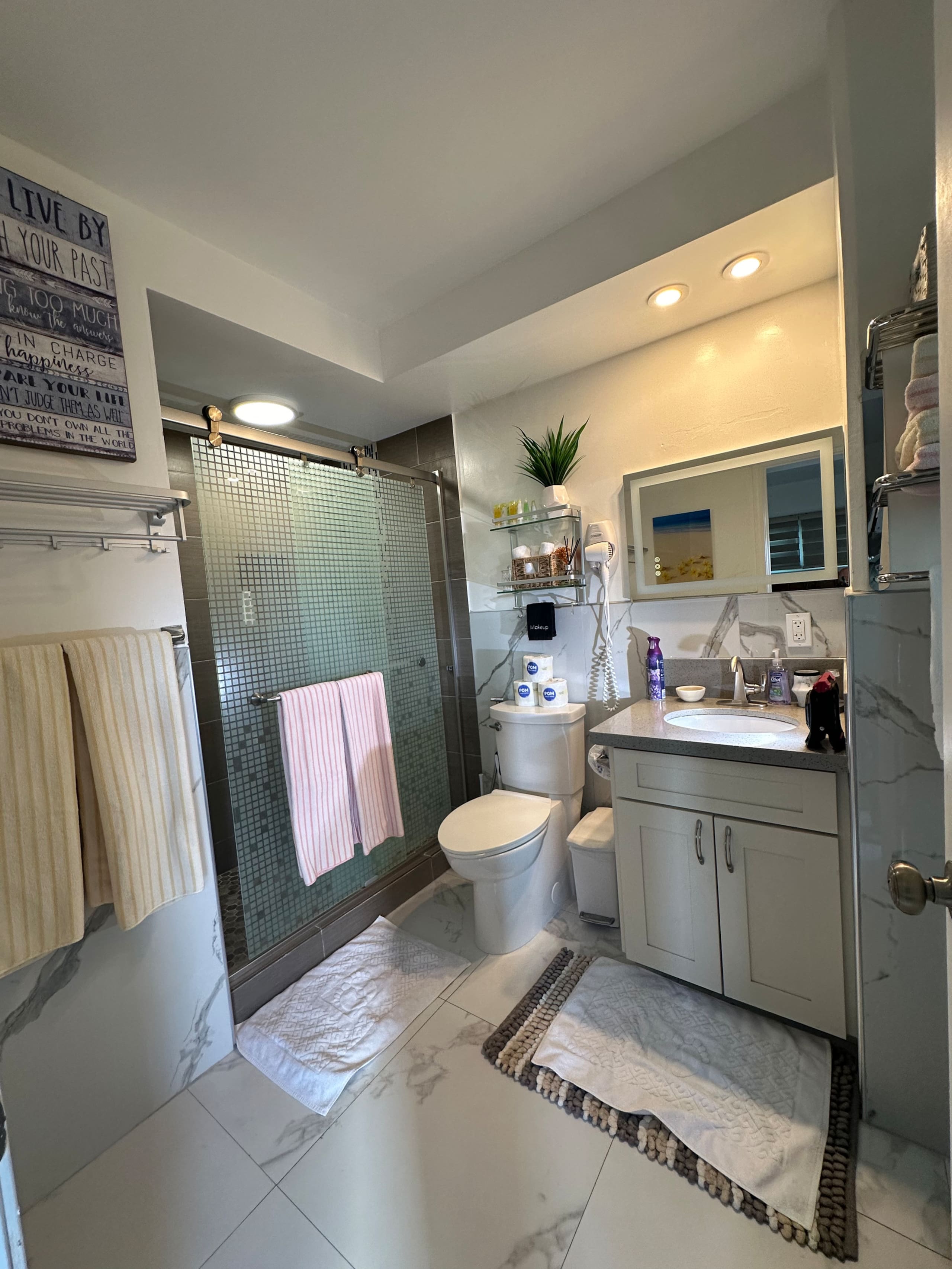 Condo in Honolulu · ★4.91 · 2 bedrooms · 7 beds · 2 private baths - Image 20