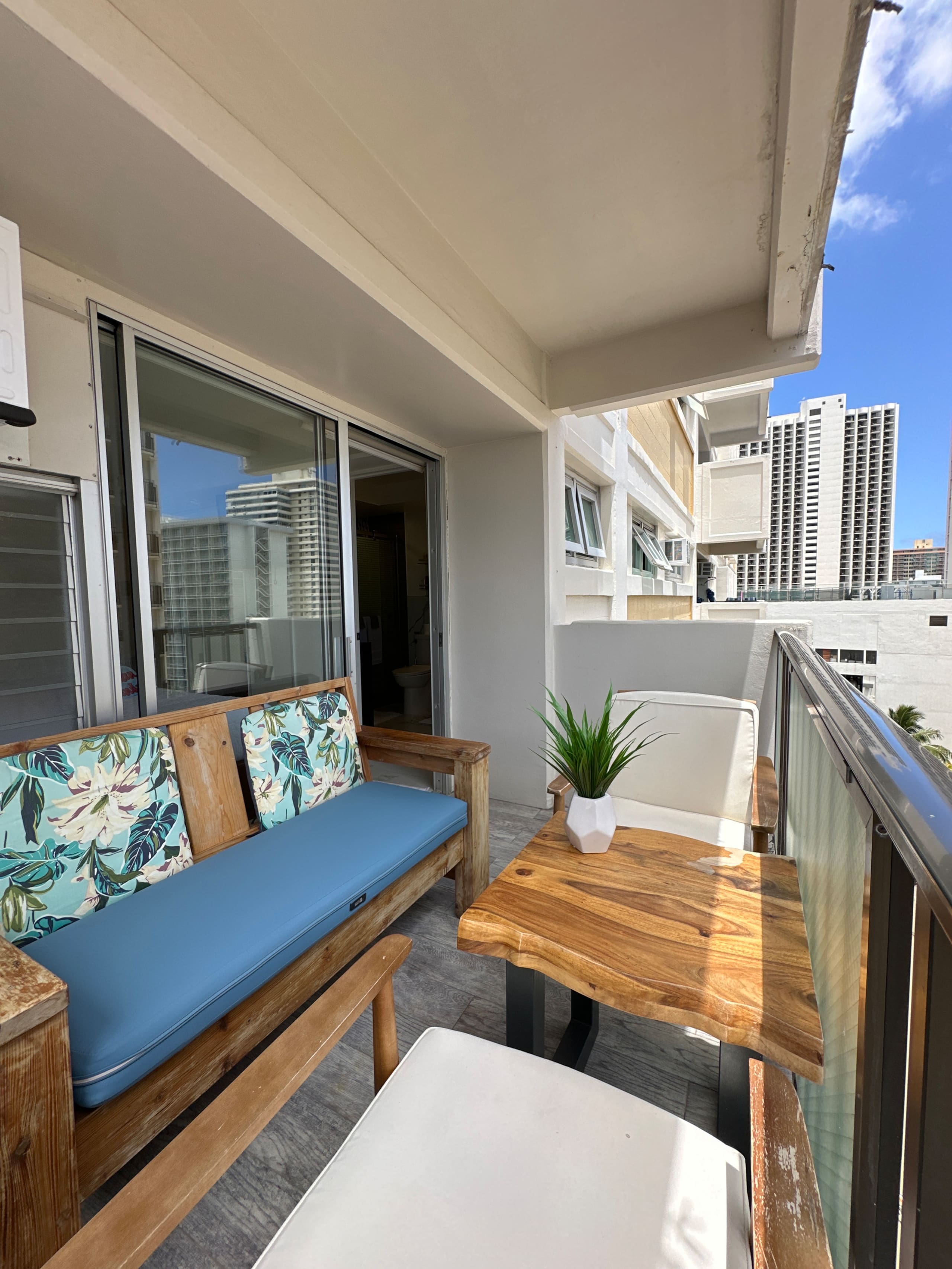 Condo in Honolulu · ★4.91 · 2 bedrooms · 7 beds · 2 private baths - Image 32