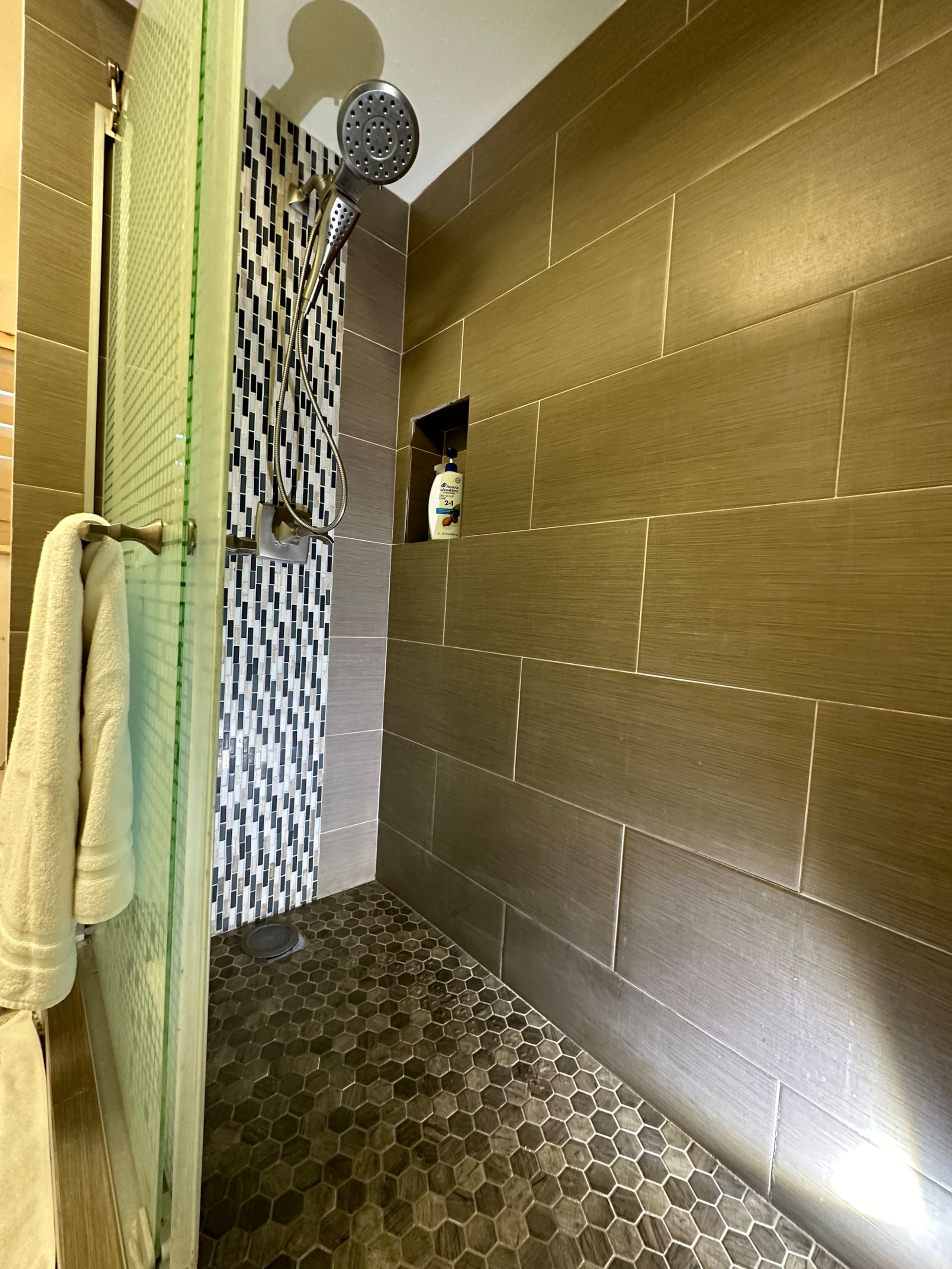 Condo in Honolulu · ★4.91 · 2 bedrooms · 7 beds · 2 private baths - Image 27