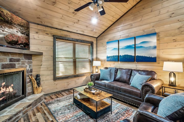 غرفة معيشة جذابة. الأريكة تصنع سريرًا بحجم كبير