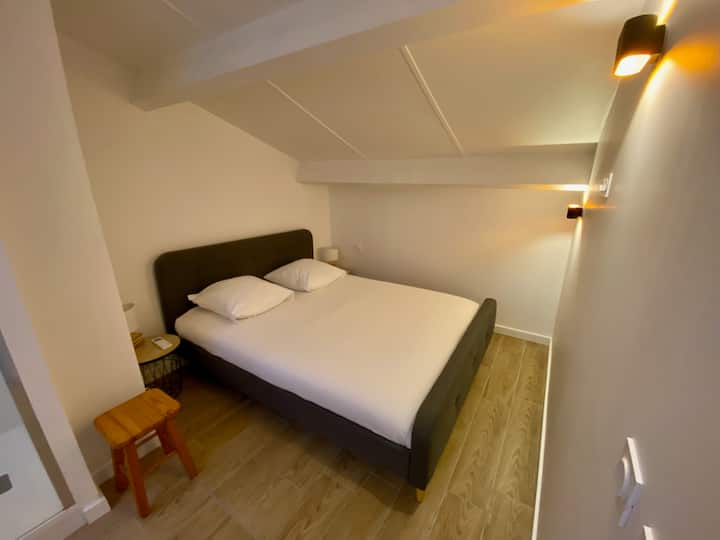 Спалня №2 с голямо двойно легло (160x200), климатик, отопление, самостоятелна баня №2 