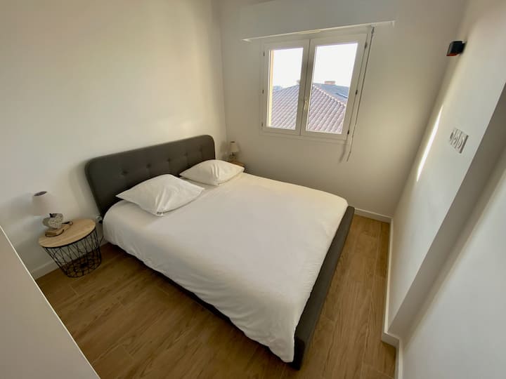 Спалня 1, на приземния етаж с двойно легло (160x200), съблекалня и изглед