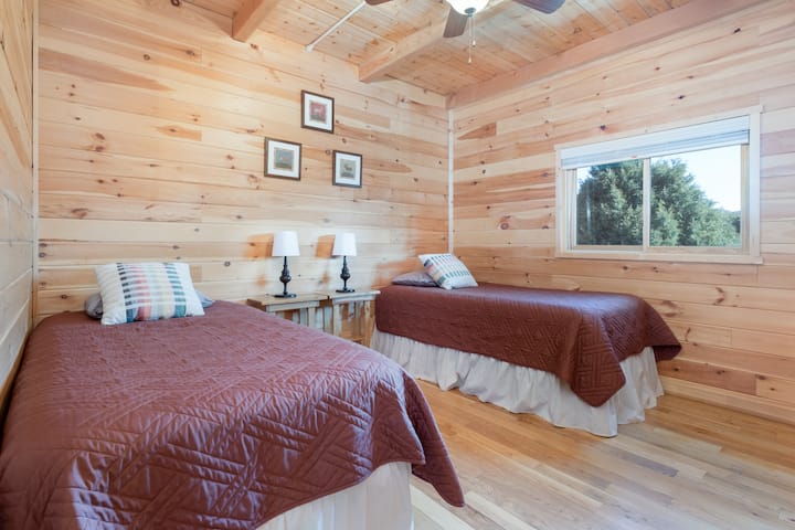 There is now 1 queen and 1 single bed in this room.