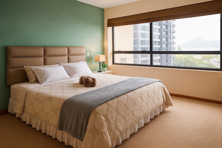 דמיינו לעצמכם להתעורר לנוף מדהים לאוקיינוס ממיטת קינג סייז נוחה. זה חדר השינה הראשי. היא מאוד מרווחת. ניתן להכניס עד שני מזרני אוויר לפי הצורך. יש שטיחים ונוח.