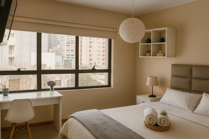 החדר הזה מאוד מואר, נעים ונוח. יש בו מיטה זוגית, שולחן עבודה, כיסא, מראה בגובה מלא, שידה. הארון מרווח. בחדר יש גם טלוויזיה בכבלים.