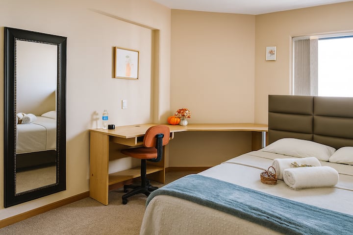 זהו חדר נוח מאוד וגם עם שטיח, יש בו מיטה זוגית, שולחן, מראה באורך מלא, כיסא וארון. בכל חדר שינה יש שולחן עבודה וכיסאות. הרשת האלחוטית מגיעה לכל הדירה.