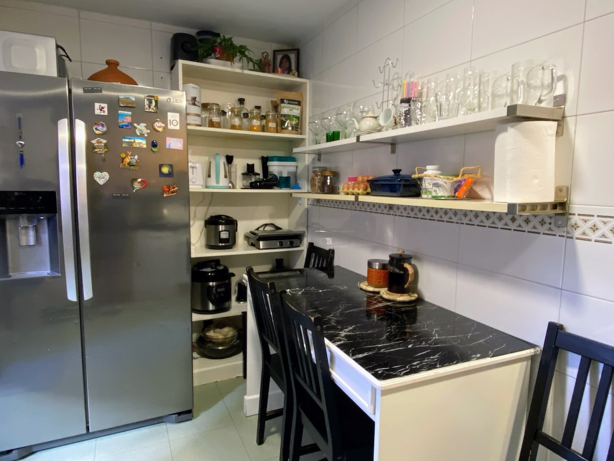 Top performing Airbnb: Room in central Madrid (elliptical square) in Carabanchel