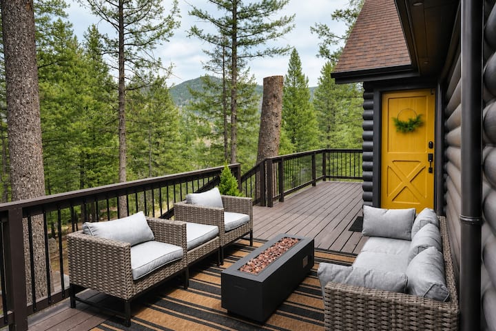 Scenic View Mountain Cabin w/ Hot Tub, Deck, Loft