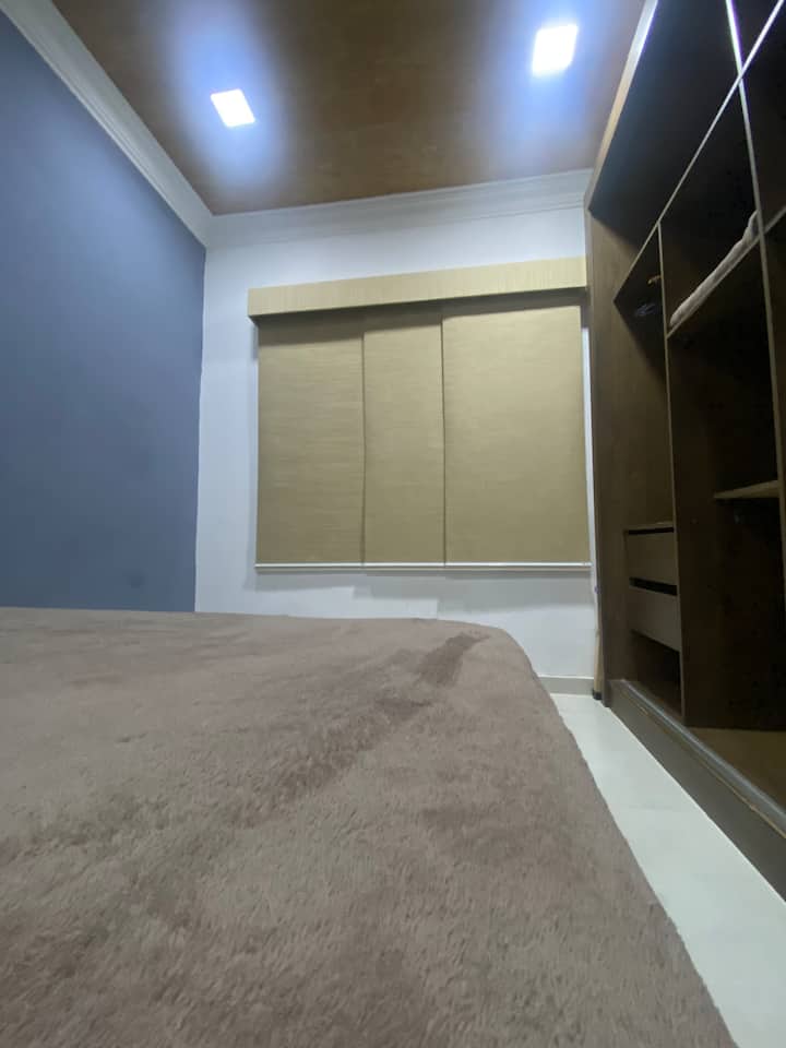 Spálňa so šatníkom, žalúziami a klimatizáciou.