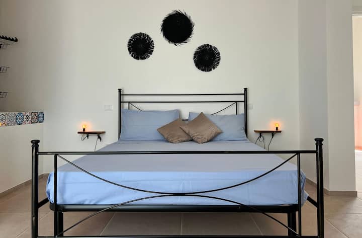 მყუდრო ორადგილიანი ნომერი, გაწყობილი მუქ და ელეგანტურ ტონებში, აღჭურვილი ორადგილიანი საწოლით, გასაშლელი დივნით, ცხელი/გაცივებული ვენტილატორით, 32 დიუმიანი Smart TV-ით, ღია კარადებით და საკუთარი სააბაზანოთი შხაპითა და ბიდეთი.