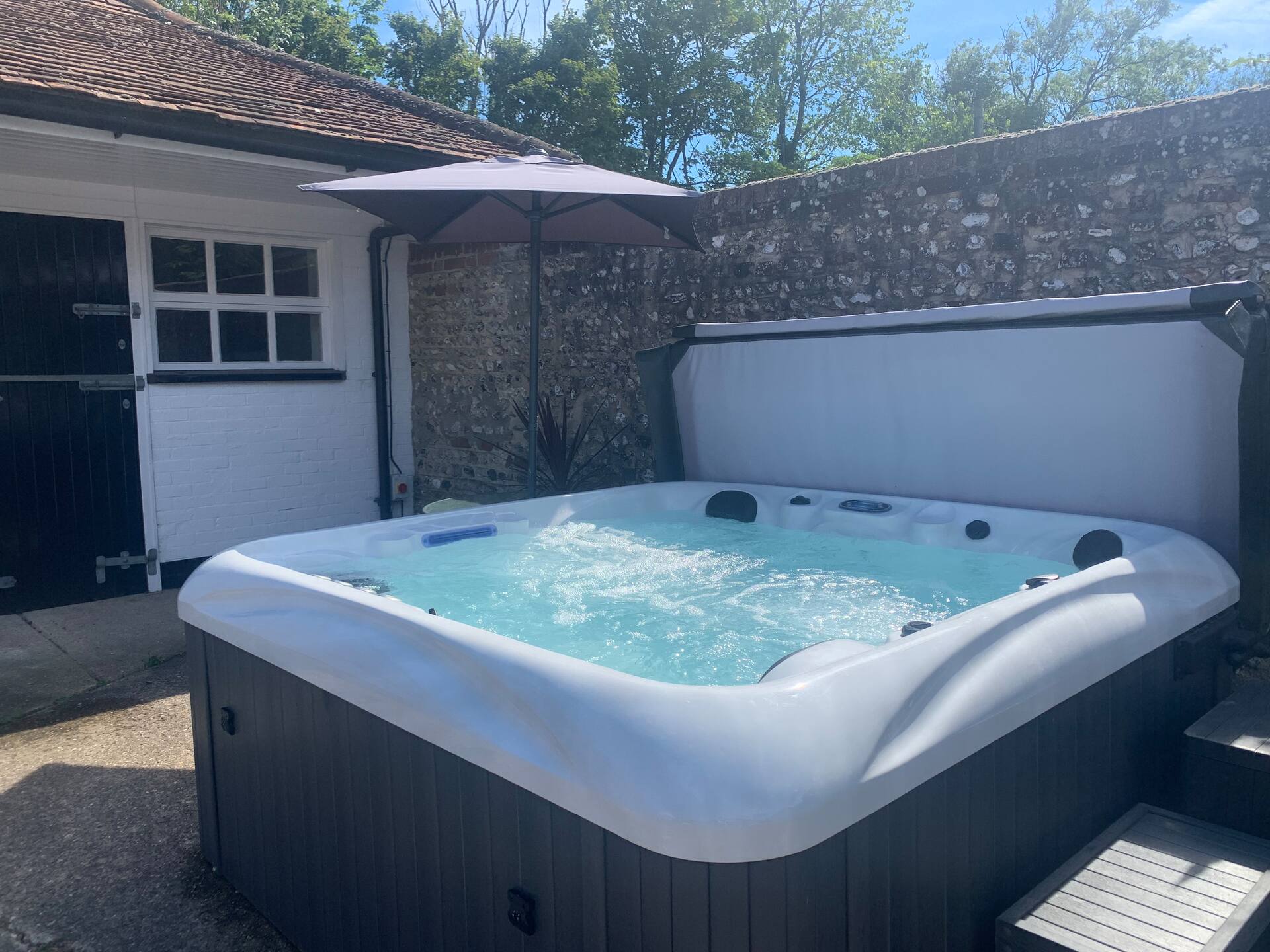 Chillout!! Sussex Flint Cottage- HotTub - Goodwood