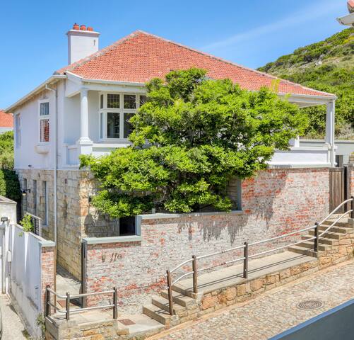 Behr Road Apartment with sea view Patio