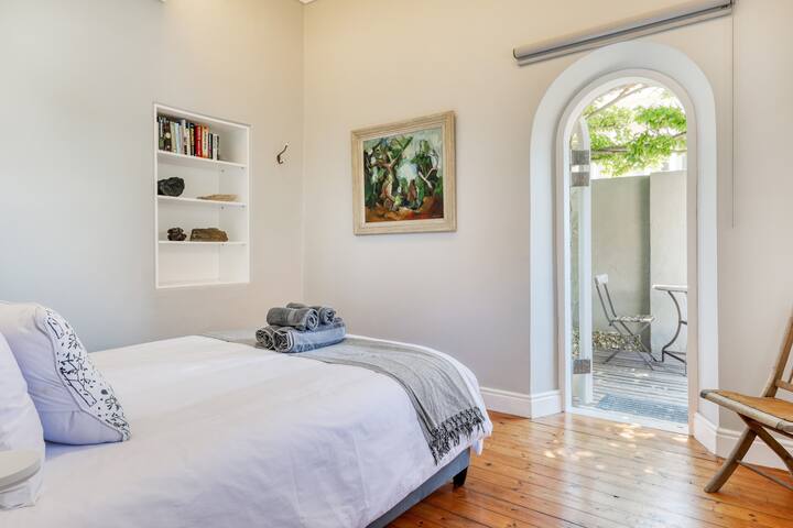 Behr Road Apartment with sea view Patio gallery image 4