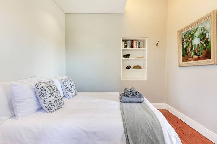 Behr Road Apartment with sea view Patio gallery image 5