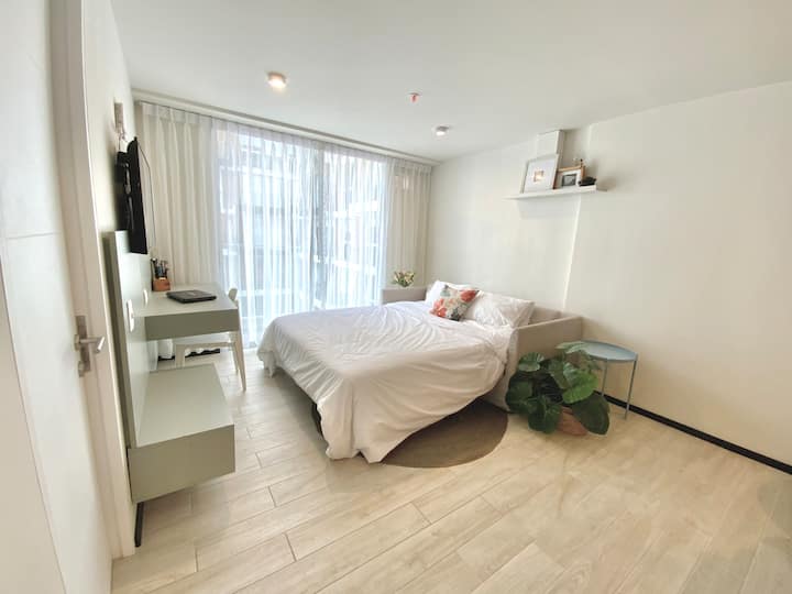 宽敞的标准双人沙发床，配有舒适的床垫。 最多可容纳2人。易于打开和设置，非常适合房客。 我们提供床上用品，方便您使用！ 