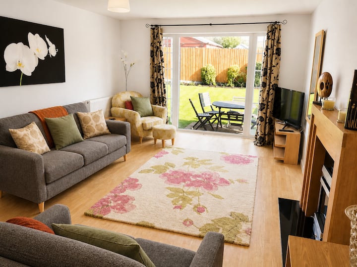 Spacious 6br Gated Home | Sleeps 9 | Private Drive - Stoke-on-Trent