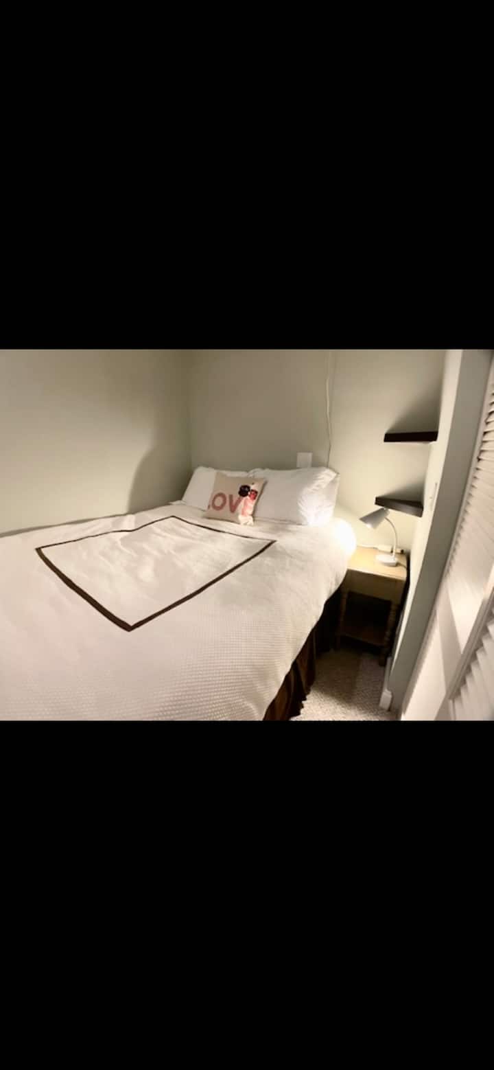 Krevat dopio "queen" është futur në një krevat të rehatshëm privat pas raftit të librave dhe murit ndarës që e ndan atë nga zona kryesore e ndenjjes.  Ka ndjesinë e një vendstrehimi për të fjetur në një anije ose tren.  