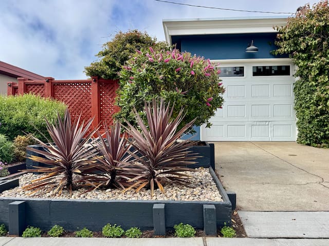 Cute beach house with skylights and open spaces