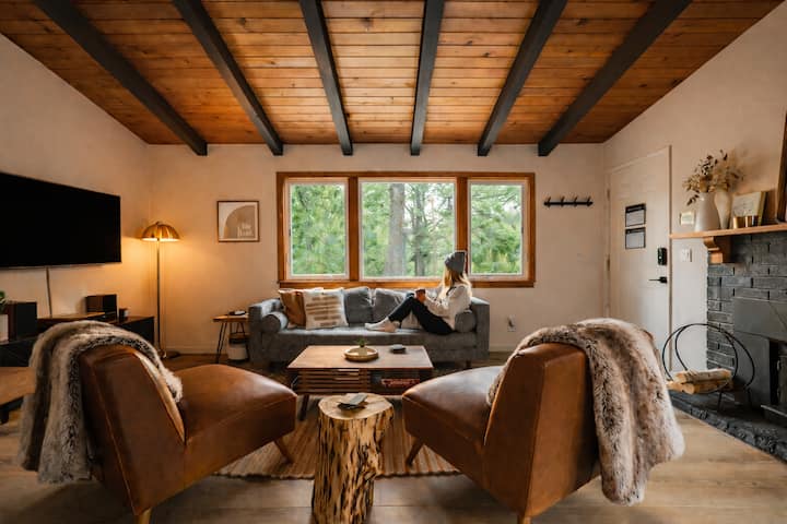 მოგესალმებით „Gold Moon Chalet“-ში! 

თქვენი სახლი მთებში: კომფორტულად განთავსდით ჩვენს დიდი ბეარის საცხოვრებელში 